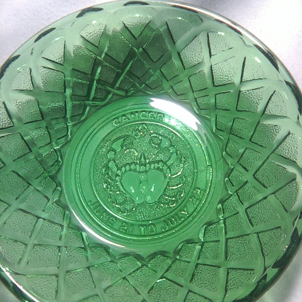Vtg astrology themed ~Cancer~ Green Glass Bowl With Crab & Dates Zodiac Dish - Picture 2 of 13
